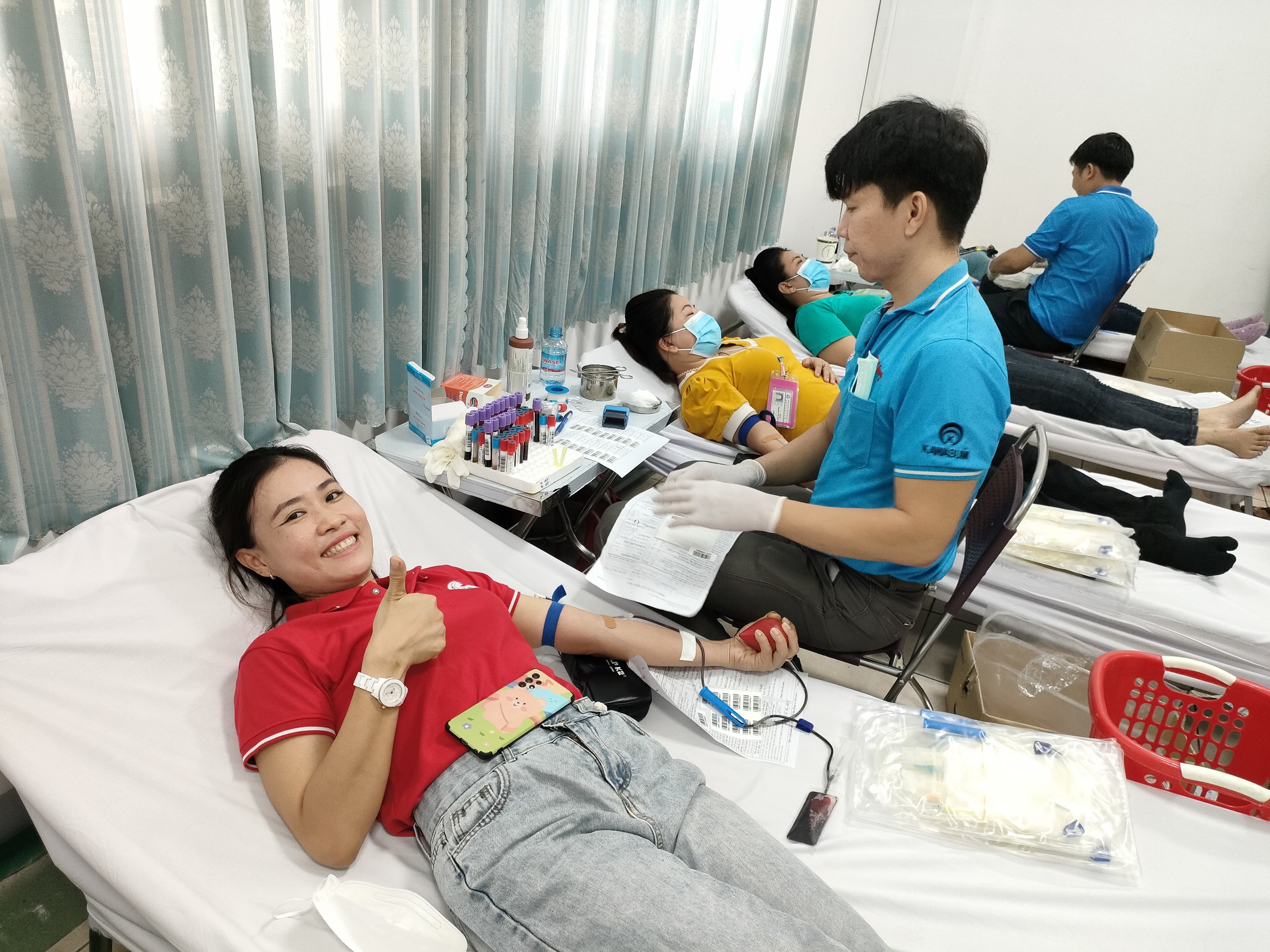 công nhân và nhân dân tham gia hiến máu 1.jpg